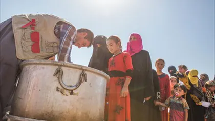 Toxiinfecţie alimentară într-o tabără de refugiaţi din Irak. Un copil a murit şi 800 de oameni sunt contaminaţi