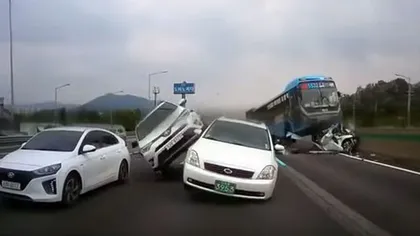 Accident înfiorător filmat în Coreea de Sud. Şoferul unui autocar a adormit la volan şi a provocat un carnagiu VIDEO