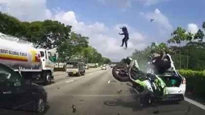 Accident teribil de motocicletă, filmat de un martor. Un bărbat a zburat zeci de metri prin aer VIDEO