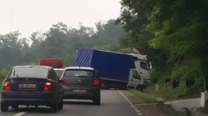 Accident grav între un TIR, o furgonetă şi un autoturism, în judeţul Sibiu. O persoană a fost încarcerată VIDEO