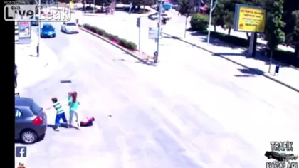 Cea mai stupidă şoferiţă. A pierdut copilul pe drum, apoi a fost lovită de propria maşină VIDEO