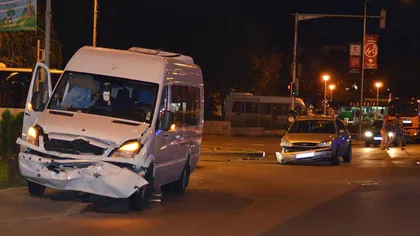 ACCIDENT în Bucureşti. Un microbuz cu pasageri şi un autoturism s-au ciocnit GALERIE FOTO