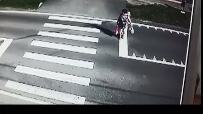 Imagini uluitoare în Mureş. O femeie a fost la un pas să fie zrobită pe şosea VIDEO
