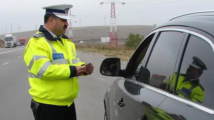 Sute de şoferi din Capitală, amendaţi de poliţişti. Cinci permise au fost reţinute