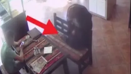 Bunicuţa infractoare, filmată în timp ce fură un portofel VIDEO