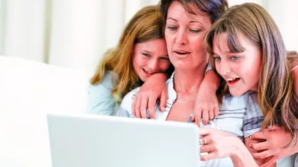 ATENŢIE părinţi! De ce nu e bine să vă lăsaţi copilul prea mult în faţa televizorului sau a calculatorului