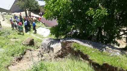 O familie din Argeş a fost evacuată din cauza a două stânci care riscă să se prăbuşească peste casă