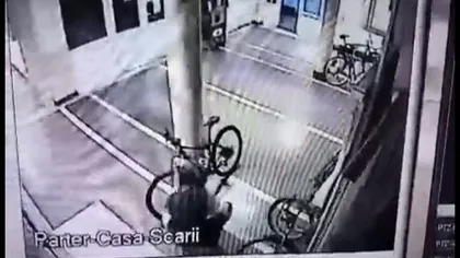 Un hoţ, surprins când fura o bicicletă dintr-un cămin studenţesc VIDEO