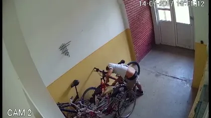 Un hoţ, filmat în timp ce fura o bicicletă din scara unui bloc VIDEO