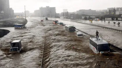 Apocalipsă în Istanbul: Oraşul a fost inundat, iar circulaţia, paralizată. Apa le ajunge oamenilor până la brâu