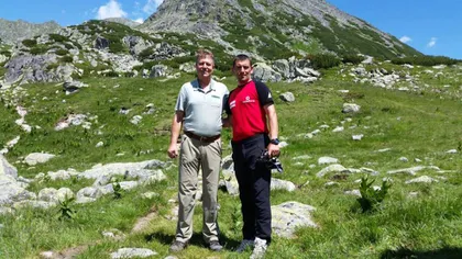 Preşedintele Klaus Iohannis şi soţia sa, în drumeţie montană la Lacul Bucura, în Munţii Retezat FOTO