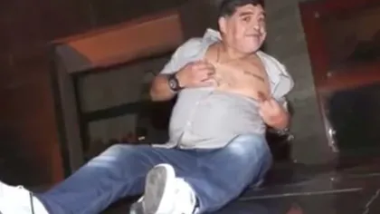 Maradona, rupt de beat la Napoli. S-a urcat pe maşină, şi-a rupt cămaşa şi a cântat cu fanii VIDEO