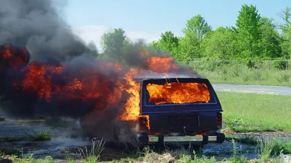 O maşina a luat foc pe un câmp din Argeş, în incendiu fiind mistuite şi 5 hectare de mirişte