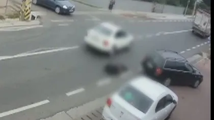 A scăpat cu viaţă după ce a fost proiectat de pe trotuar în faţa unei maşini aflate în mers VIDEO