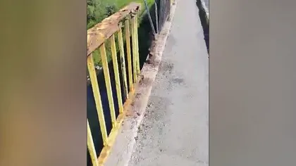 Un pod nereparat de ani de zile, PERICOL PUBLIC pentru cetăţeni VIDEO