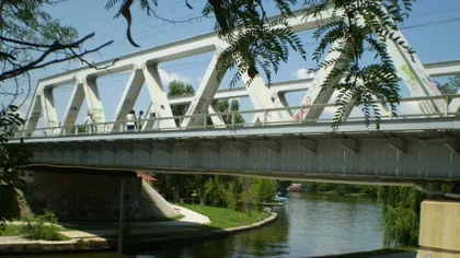 CFR avertizează că accesul pietonal pe podul de cale ferată din Parcul Herăstrău este interzis. Există pericol de electrocutare