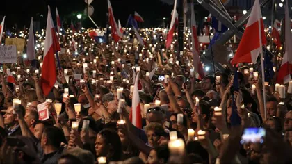 Mii de polonezi au ieşit în stradă pentru a manifesta împotriva reformei controversate a Curţii Supreme