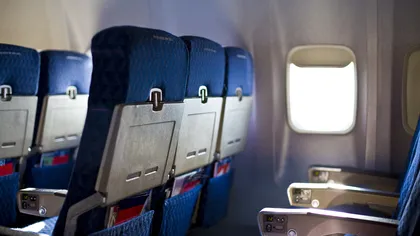 Imaginea care face înconjurul lumii. O pasageră stă pe un scaun fără spătar într-un avion, la Cluj VIDEO