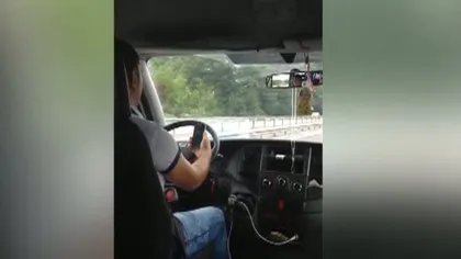 Scene revoltătoare pe autostradă. Un şofer de Maxi Taxi, surprins în mers că se uita la filmuleţe pe telefon VIDEO