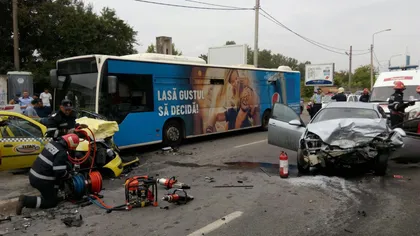 Taxi prins între două autobuze RATB. Două persoane au murit UPDATE VIDEO