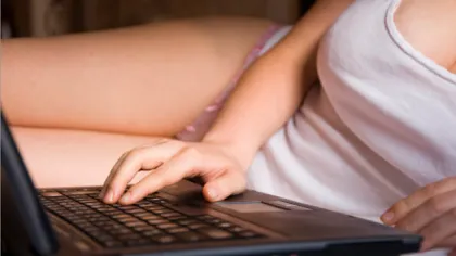 Percheziţii ale DIICOT, după ce o tânără a oferit pe un site de videochat un spectacol pornografic cu fiica ei de 9 luni