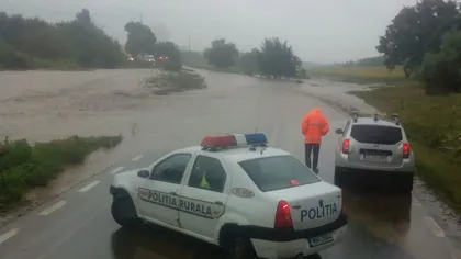 Un drum naţional a fost inundat, iar o dubă a fost luată de viitură, la Tulcea UPDATE
