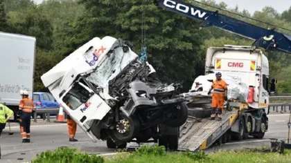 Opt morţi şi patru răniţi în Anglia, după o coliziune între două camioane şi un microbuz