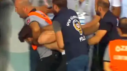 Momente șocante! Fotbalist atacat cu un cuţit în timpul meciului la care a asistat şi Mircea Lucescu