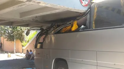 Autocar cu turişti, accident la Roma. 18 oameni răniţi, după ce vehiculul s-a înţepenit sub un pod