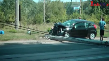 ACCIDENT în Reşiţa. O şoferiţă a intrat cu maşina într-un stâlp VIDEO