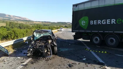 Accident grav în Caraş-Severin. O femeie a murit pe loc după ce a intrat cu maşina într-un TIR