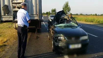 ACCIDENT în Buzău. Un şofer a intrat cu maşina într-o remorcă parcată pe marginea drumului