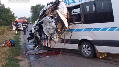 Doi morţi şi zece răniţi în urma unui accident în care au fost implicate un autocar şi un microbuz