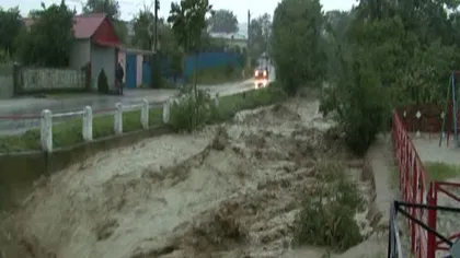 Inundaţii în Prahova, mai multe gospodării și case au fost înghiţite de ape