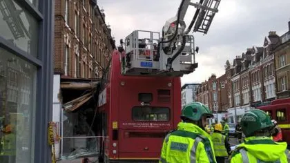 Groază la Londra: Un autobuz cu etaj a intrat într-o clădire