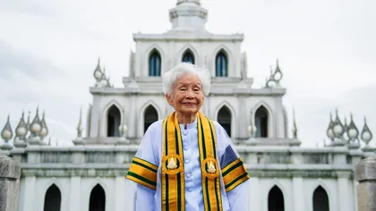 Are 91 de ani şi a devenit cea mai vârstnică persoană care a absolvit o universitate în Thailanda