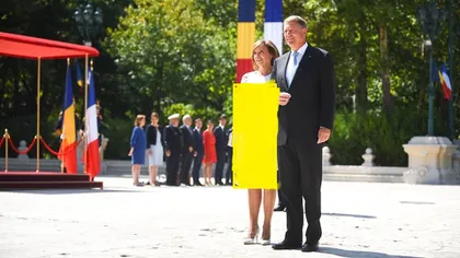 Carmen Iohannis gafează din nou. Vezi cum a apărut îmbrăcată la întâlnirea cu Emmanuel Macron şi Prima Doamnă a Franţei