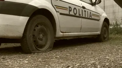 SITUAŢIE TENSIONATĂ în Suceava. Cauciucurile maşinilor de poliţie, tăiate de romi VIDEO