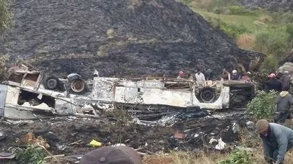 Autocar căzut în prăpastie: Cel puţin 34 de oameni au murit, iar alte zeci au fost răniţi
