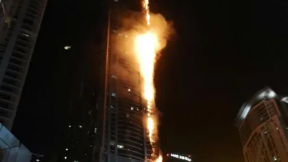 Un incendiu masiv a cuprins unul dintre zgârie norii din Dubai VIDEO