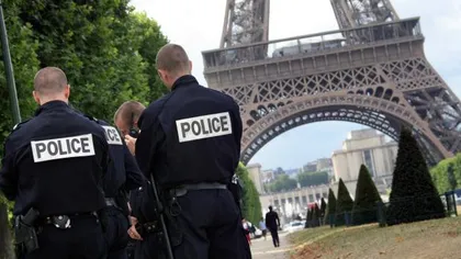 Alertă la Paris! Un bărbat a fost arestat după ce a forţat unul dintre controalele de la Turnul Eiffel şi a strigat  