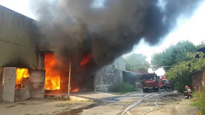 Incendiu violent la un depozit de hârtie şi mase plastice din Galaţi, nestins după mai bine de 15 ore