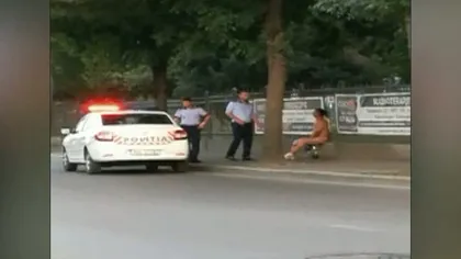 Se întâmplă în Bucureşti. S-a dezbrăcat în pielea goală în stradă, din cauza caniculei VIDEO