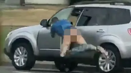 Imagini ŞOCANTE. Un bărbat pe jumătate gol, târât de un şofer pe lângă maşină VIDEO