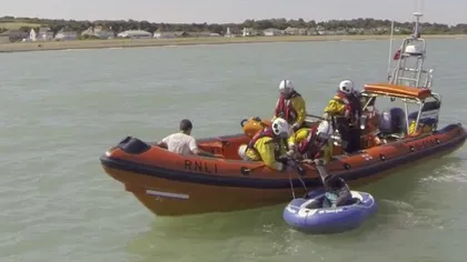 Aproximativ 50 din străinii prinşi la bordul unei ambarcaţiuni pe Marea Neagră cer azil statului român