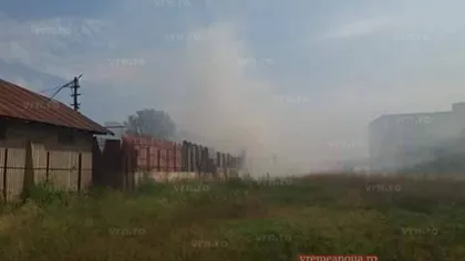 Incendiu puternic la un depozit de colectare a materialelor refolosibile din Bârlad. Pompierii intervin cu şase autospeciale