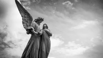Mesaj de la îngeri pentru luna august: Cum să îţi vindeci inima rănita de dramă, deziluzie, frică