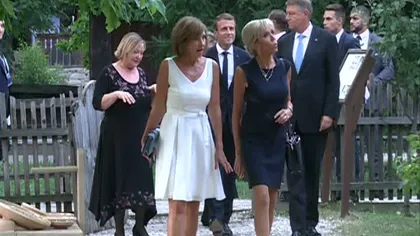 Emmanuel Macron şi soţia sa au fost în vizită la Muzeul Satului, unde au ascultat La vie en rose cântată la nai VIDEO