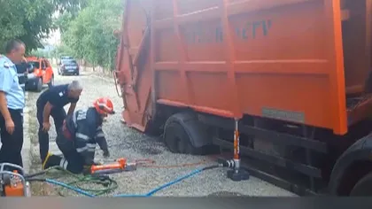 Maşină de gunoi înghiţită de asfalt VIDEO