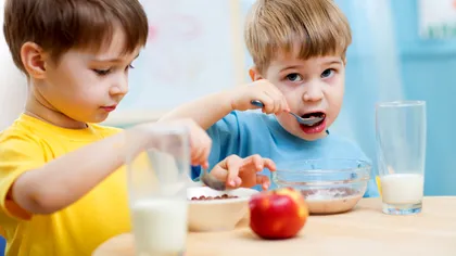 Copiii care sar peste micul dejun riscă să nu consume cantităţile recomandate de nutrienţi esenţiali